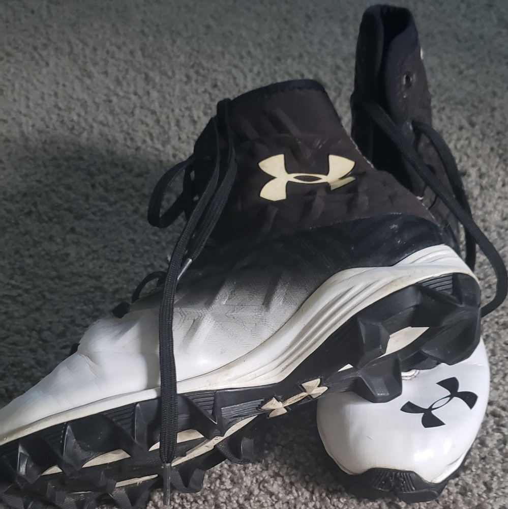 Boys  under armour football cleates